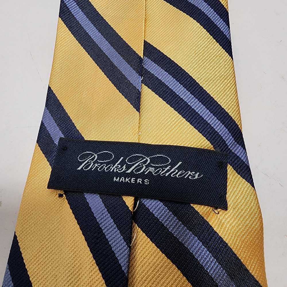 BROOKS BROTHERS MAKERS TIE YELLOW, DARK BLUE & LITE BLUE STRIPES.  SILK TIE .